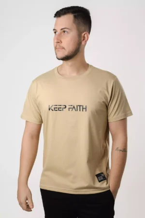 Camiseta com abertura na lateral estampa Keep Faith