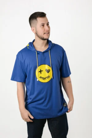 Camiseta oversized com capuz estampa no capus e atraído hermis glod