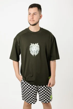 Camiseta oversized maior com ombro deslocado estampa leão