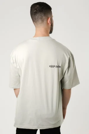 Camiseta oversized maior com ombro deslocado estampa love