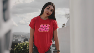 Camiseta feminina amaciada estampa holy ghost  na frente suedine megan 100% algodão gramatura 230g/m